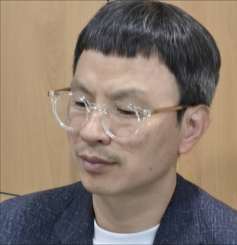 여성 고아 3인과 함께 인터뷰 중인 조윤환 고아권익연대 대표 [윤근영 기자 촬영]