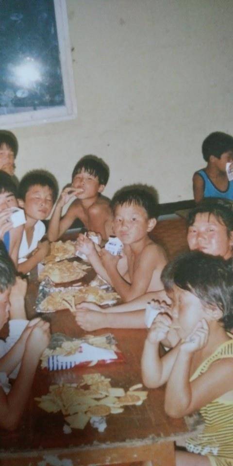 보육원에서 어린 시절 조윤환 대표(가운데) [본인 제공]