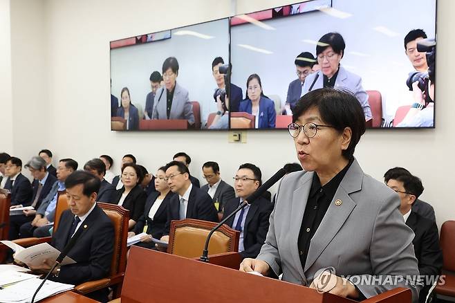 정은경 보건복지부 장관 업무보고 서울 여의도 국회에서 9월30일 열린 한 특별위 전체회의에서 정은경 보건복지부 장관이 업무보고를 하는 모습
[연합뉴스 사진]