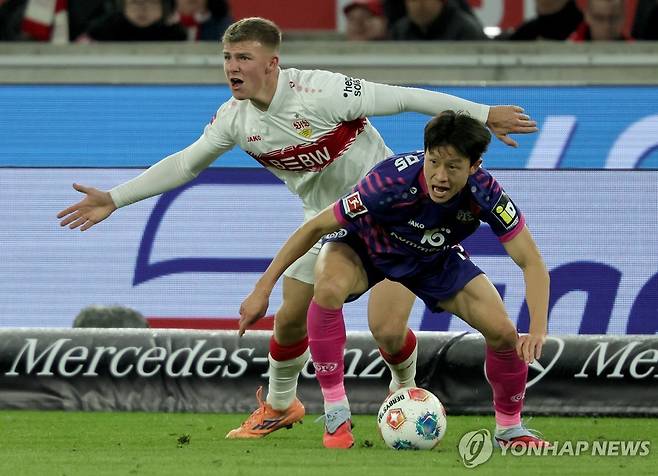 공 지켜내는 이재성 [EPA=연합뉴스]