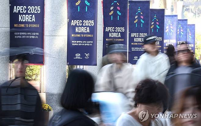 APEC 앞두고 분주한 경주역 (경주=연합뉴스) 윤관식 기자 = 2025 아시아태평양경제협력체(APEC) 정상회의 주간을 하루 앞둔 26일 경북 경주역에서 외국인 관광객들이 문화체육관광부가 설치한 외국인 관광객 환영 부스에서 기념 촬영을 하고 있다. 2025.10.26 psik@yna.co.kr