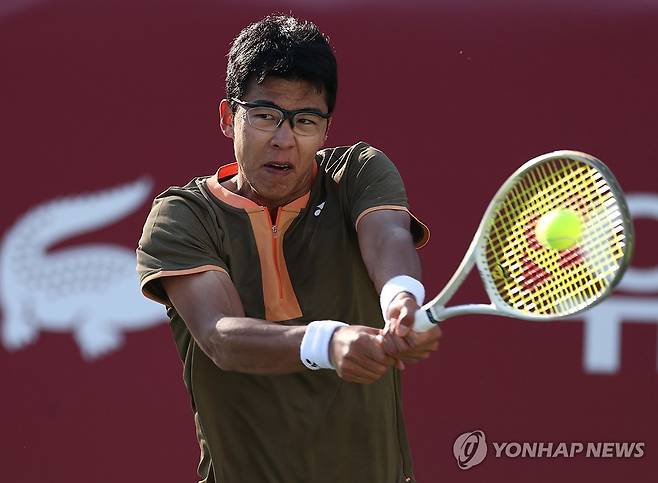 공격하는 정현 (서울=연합뉴스) 윤동진 기자 = 27일 서울 송파구 올림픽공원 테니스코트에서 열린 유진투자증권 서울오픈 테니스대회 남자 단식 정현 대 콜먼 윙(홍콩) 32강전. 정현이 공을 넘기고 있다. 2025.10.27 mon@yna.co.kr