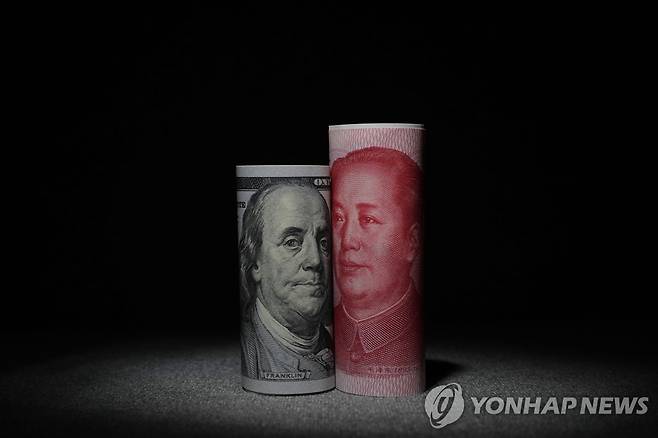 중국 위안화와 미국 달러화 지폐 [ EPA 연합뉴스 자료사진. 재판매 및 DB 금지 ]