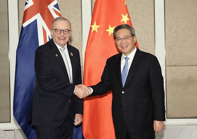 말레이시아 쿠알라룸푸르에서 만난 앨버니지 호주 총리(왼쪽)와 리창 중국 총리 [출처: 중국 국무원 홈페이지]