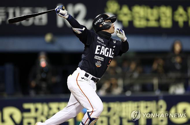 문현빈, 2점 홈런 (서울=연합뉴스) 윤동진 기자 = 27일 서울 잠실야구장에서 열린 2025 프로야구 한국시리즈 한화 이글스 대 LG 트윈스 2차전. 1회 초 1사 1루 때 한화 문현빈이 2점 홈런을 치고 있다. 2025.10.27 mon@yna.co.kr