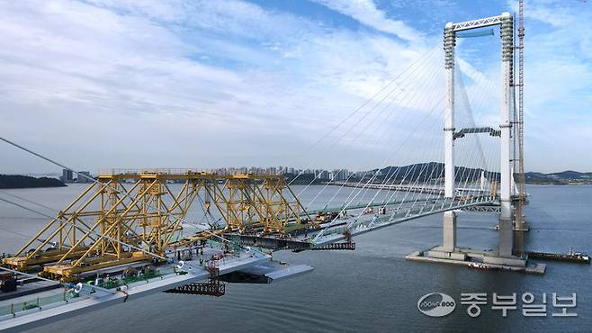 인천시 중구 영종하늘도시와 서구 청라국제도시와를 잇는 제3연륙교 사장교 구간 정선식기자