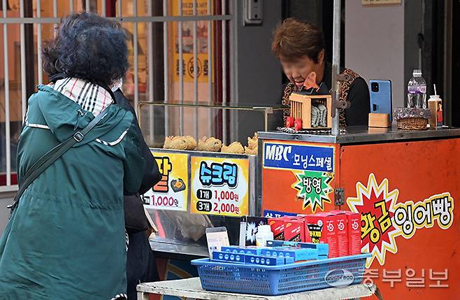 경기도의 한 붕어빵 가게에 들른 시민이 붕어빵을 구매하고 있다. 김경민기자