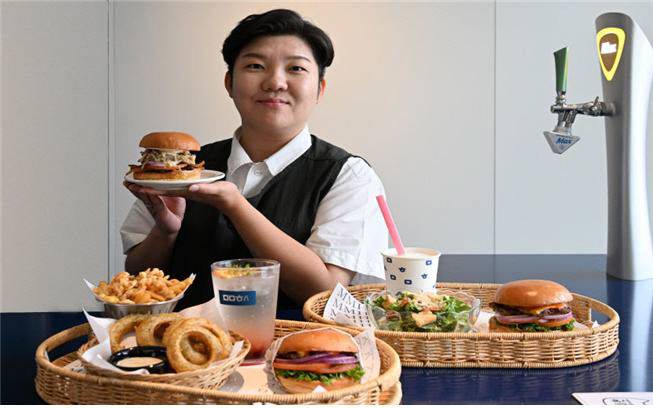 경북 칠곡의 므므흐스 부엉이버거(대표 배민화)는 월평균 6300개, 연매출 7억 원 이상의 지속적인 성장을 이어가고 있다.