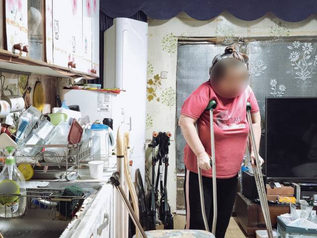 각종 성인병과 관절 질환으로 거동이 불편한 문현경(61·가명) 씨는 지은 지 50년이 넘어 물 새고 웃풍 드는 오래된 주택에서 남편과 함께 생활하고 있다. 김지효 기자