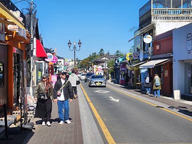 ▲ 황리단길 메인도로를 따라 관광객들이 걷고, 상점가 곳곳엔 APEC 주간을 맞은 인파가 몰리고 있다. 서의수 기자