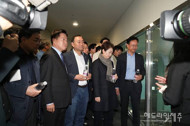 28일 국정감사 현지시찰 차 제주시 구좌읍 용암해수산업단지를 방문한 국회 산업통상자원중소벤처기업위원회 위원들. 오영훈 지사와 함께 시설을 살펴보고 있다. ⓒ헤드라인제주