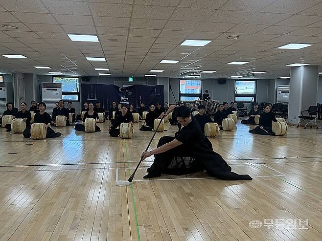 28일 오전 광주시립창극단원들이 '愛춘향' 공연을 앞두고 '어사출두' 무대를 선보이고 있다.