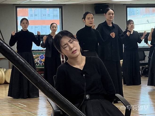 28일 오전 광주시립창극단원들이 '愛춘향' 공연을 앞두고 '십장가' 무대를 선보이고 있다.