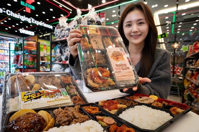 한도초과 바싹불고기&함박도시락(왼쪽), 뷔페한상도시락(오른쪽)./사진=세븐일레븐 제공