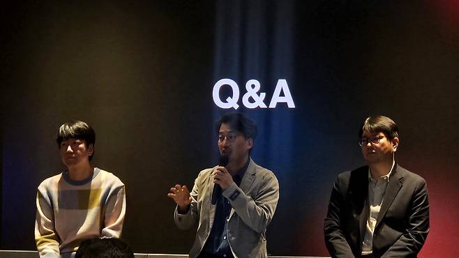 (왼쪽부터) 강지훈 카카오 AI디스커버리 성과리더, 유용하 카카오 AI에이전트플랫 성과리더, 김세웅 AI시너지 TF부사장이 28일 카카오 판교 아지트에서 열린 기자간담회에서 질문에 답변하고 있다. /사진=비즈워치