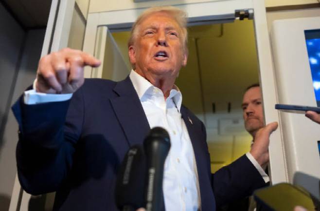 도널드 트럼프 미국 대통령이 27일 말레이시아 쿠알라룸푸르에서 일본 도쿄로 이동하는 대통령전용기 안에서 취재진 질문에 답하고 있다. (쿠알라룸푸르=AP/뉴시스)