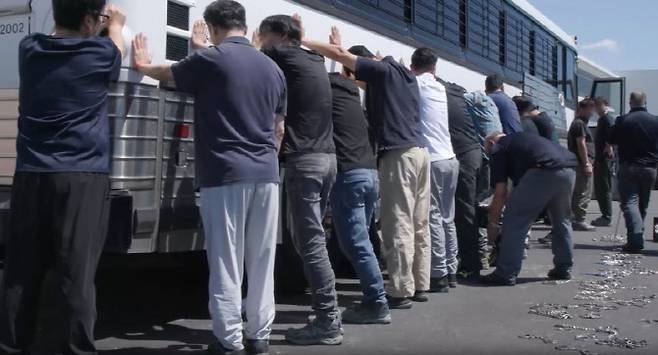 미국 이민세관단속국 ICE(U.S. Immigration and Customs Enforcement)가 조지아주 내 현대자동차그룹과 LG에너지솔루션 합작 배터리 공장 건설 현장의 한국인 직원 300여 명을 기습 단속구금하는 영상을 공개했다. (사진=ICE 홈페이지)