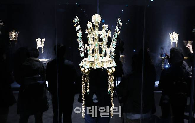 27일 경주 국립경주박물관 신라역사관에서 열린 ‘신라 금관, 권력과 위신’ 특별전 미디어데이에서 참석자들이 전시된 신라시대 황남대총 금관을 둘러보고 있다.(사진=뉴스1)