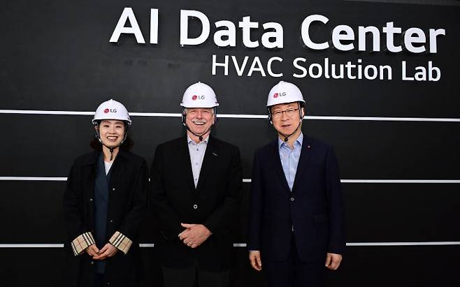 (왼쪽부터) 남재인 SK엔무브 그린성장본부장, 피터 폴린 GRC 최고경영자(CEO), 이재성 LG전자 ES사업본부장이 27일 경기도 평택 LG전자 칠러사업장 내 구축된 인공지능(AI) 데이터센터 전용 테스트베드에서 기념촬영을 하고 있다.(사진=LG전자)