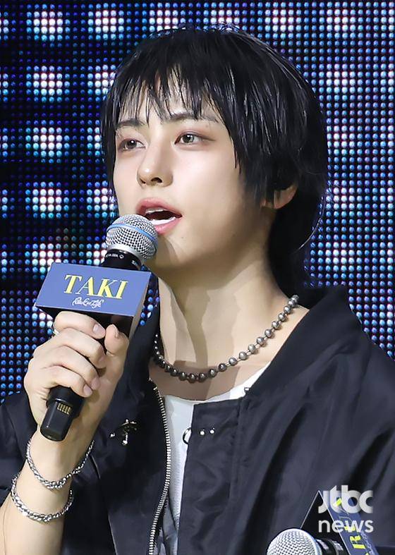 그룹 &TEAM(앤팀)이 28일 서울 블루스퀘어 SOL트래블홀에서 열린 미니 1집 'Back to Life' 쇼케이스에서 소감을 말하고 있다. 박세완 엔터뉴스팀 기자 park.sewan@jtbc.co.kr