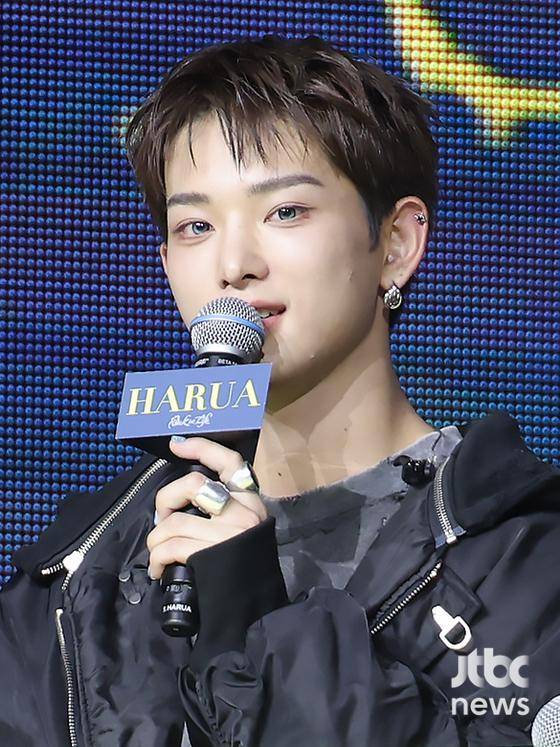 그룹 &TEAM(앤팀)이 28일 서울 블루스퀘어 SOL트래블홀에서 열린 미니 1집 'Back to Life' 쇼케이스에서 소감을 말하고 있다. 박세완 엔터뉴스팀 기자 park.sewan@jtbc.co.kr