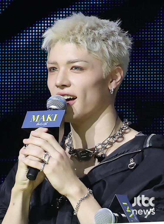 그룹 &TEAM(앤팀)이 28일 서울 블루스퀘어 SOL트래블홀에서 열린 미니 1집 'Back to Life' 쇼케이스에서 소감을 말하고 있다. 박세완 엔터뉴스팀 기자 park.sewan@jtbc.co.kr