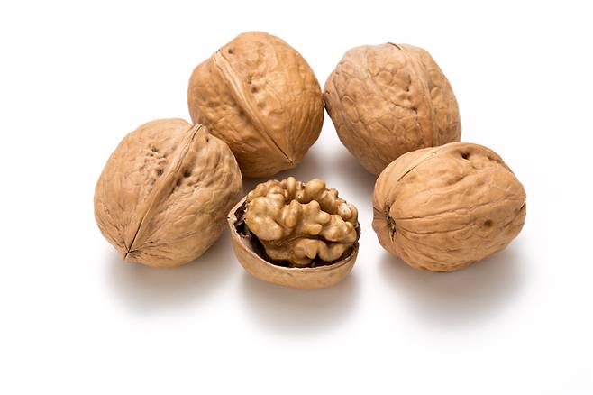 호두에는 오메가-3 지방산이 풍부해 폐 건강을 튼튼하게 유지하는 데 도움이 된다. 사진=게티이미지뱅크