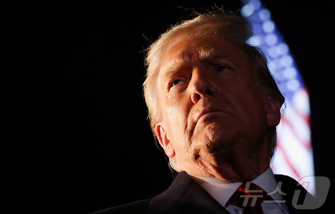 지난 24일 아시아 순방을 위해 말레이시아로 떠나는 도널드 트럼프 미국 대통령 ⓒ 로이터=뉴스1 ⓒ News1 류정민 특파원