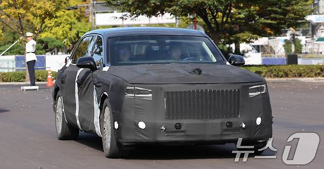 2025 경주 아시아태평양경제협력체(APEC) 정상회의 주간 시작 첫날인 27일 경북 경주 정상회의가 열릴 경주화백컨벤션센터에서 시진핑 중국 국가주석의 의전 차량으로 추정되는 차량이 위장막을 씌운 채 이동 동선 리허설을 진행하고 있다. 시 주석은 지난 2018년 아시아태평양경제협력체(APEC) 정상회의 참석차 파푸아뉴기니를 방문했을 때부터 훙치 N701 모델을 직접 공수해 타고 있다. 2025.10.27/뉴스1 ⓒ News1 박지혜 기자