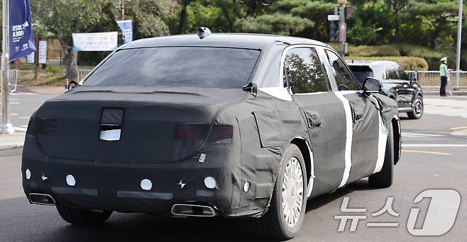 2025 경주 아시아태평양경제협력체(APEC) 정상회의 주간 시작 첫날인 27일 경북 경주 정상회의가 열릴 경주화백컨벤션센터에서 시진핑 중국 국가주석의 의전 차량으로 추정되는 차량이 위장막을 씌운 채 이동 동선 리허설을 진행하고 있다. 2025.10.27/뉴스1 ⓒ News1 박지혜 기자