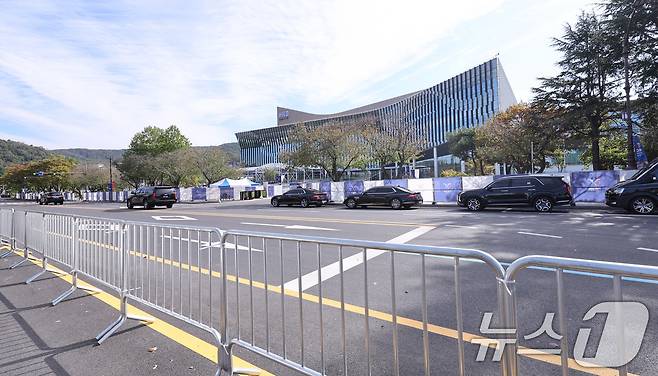 2025 경주 아시아태평양경제협력체(APEC) 정상회의 주간 시작 첫날인 27일 경북 경주화백컨벤션센터(HICO) 앞에서 의전차량들이 정상회의장 이동 예행연습을 하고 있다.  2025.10.27/뉴스1 ⓒ News1 박지혜 기자