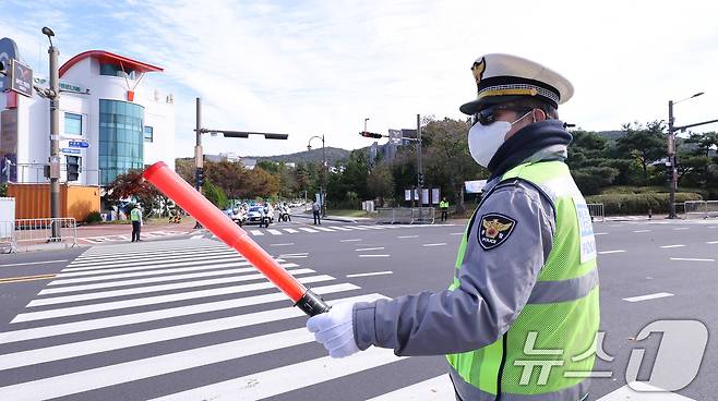 2025 경주 아시아태평양경제협력체(APEC) 정상회의 주간 시작 첫날인 27일 경북 경주화백컨벤션센터(HICO) 앞에서 경찰들이 교통을 통제하고 있다.  2025.10.27/뉴스1 ⓒ News1 박지혜 기자