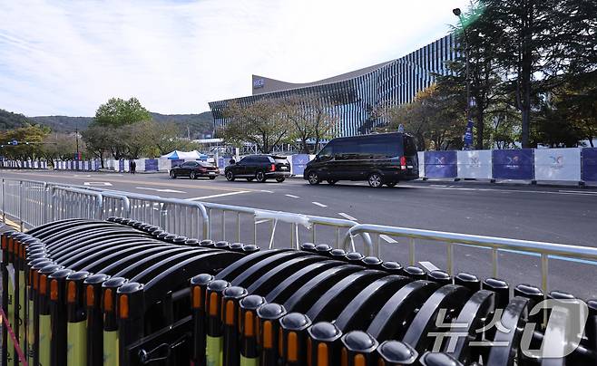 2025 경주 아시아태평양경제협력체(APEC) 정상회의 주간 시작 첫날인 27일 경북 경주화백컨벤션센터(HICO) 앞에서 의전차량들이 정상회의장 이동 예행연습을 하고 있다. 2025.10.27/뉴스1 ⓒ News1 박지혜 기자