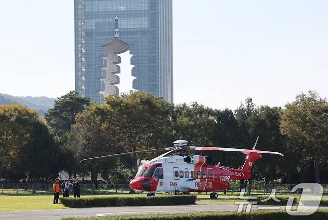 2025 경주 아시아태평양경제협력체(APEC) 정상회의 주간 시작 첫날인 27일 경북 경주 경주화백컨벤션센터 인근에서 소방 헬기가 대기중이다. 소방 당국은 응급상황 발생 시 신속한 대처를 위해 보문단지 내외 6곳과 포항 영일만항 크루즈선 부근 1곳을 거점으로 삼아 인력과 장비를 배치할 예정이며 보문단지 내 소방 헬기 이착륙장 한 곳도 확보해놓은 상태다. 2025.10.27/뉴스1 ⓒ News1 박지혜 기자
