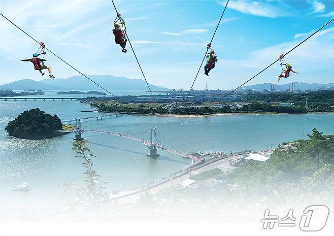 광양시 망덕포구에 조성된 '섬진강 별빛스카이'(광양시 제공)