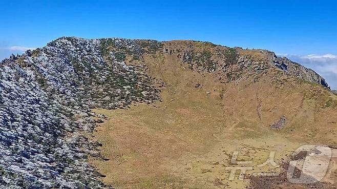 28일 제주 한라산 정상인 백록담에서 올가을 첫 상고대가 관측됐다. (한라산국립공원 제공. 재판매 및 DB 금지) 2025.10.28/뉴스1 ⓒ News1 홍수영 기자