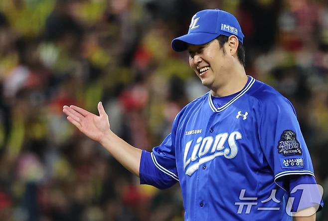 23일 오후 광주 북구 기아챔피언스필드에서 열린 프로야구 '2024 신한 SOL 뱅크 KBO 포스트시즌' 한국시리즈 2차전 삼성 라이온즈와 KIA 타이거즈의 경기, 삼성 구원투수 송은범이 4회말 무실점으로 마치고 미소를 짓고 있다. 2024.10.23/뉴스1 ⓒ News1 김도우 기자