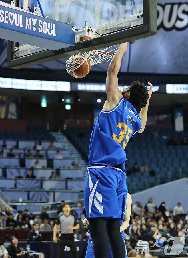 28일 오후 서울 송파구 잠실실내체육관에서 열린 2025-2026 LG전자 프로농구 정규리그 서울 삼성 썬더스와 서울 SK 나이츠의 4쿼터 경기에서 삼성 케렘 칸터가 덩크슛을 넣고 있다. 2025.10.28/뉴스1 ⓒ News1 이호윤 기자