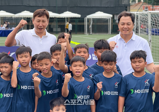 베트남 축구대표팀 김상식(왼쪽) 감독과 이운재 골키퍼 코치가 25일 베트남 하노이의 베트남축구연맹에서 열린 HD Football Day X K League 행사에 참석해 어린이들과 사진 촬영에 임하고 있다.  하노이 | 정다워 기자