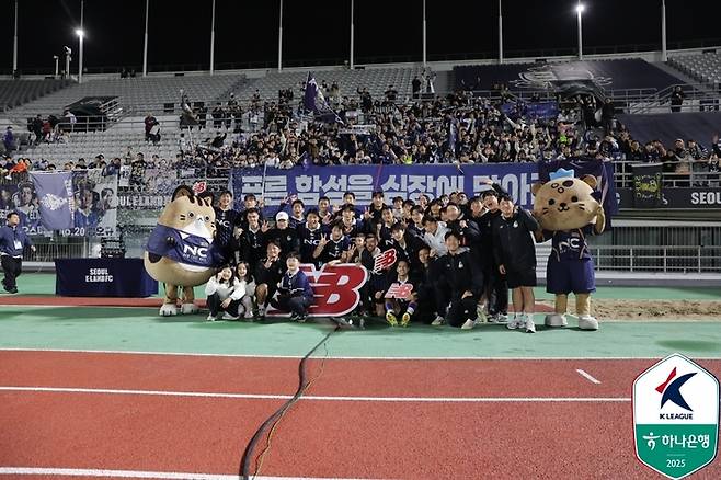 서울 이랜드 선수들이 아산전에서 승리한 뒤 단체 사진을 촬영하고 있다. 사진 | 한국프로축구연맹