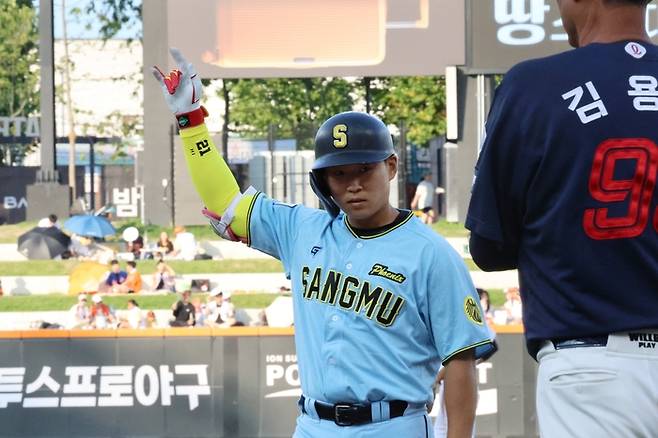 류현인이 적시타를 친 뒤 세리머니를 펼치고 있다. 사진 | 연합뉴스