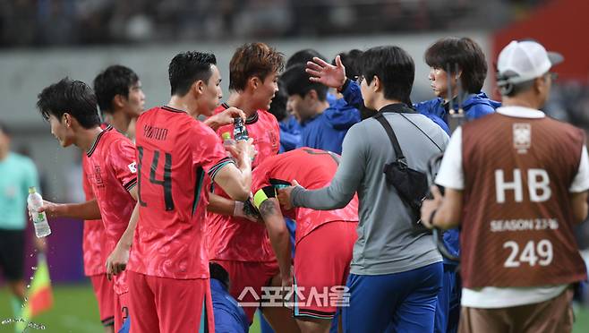 오현규가 14일 서울월드컵경기장에서 열린 남자 축구 국가대표 평가전 파라과이와 경기에서 골을 넣은 후 홍명보 감독의 축하를 받고 있다.  2025. 10. 14. 최승섭기자 thunder@sportsseoul.com