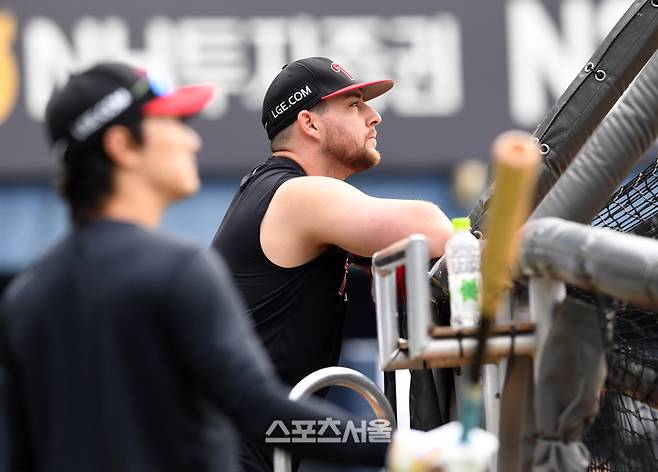 LG 오스틴이 26일 잠실구장에서 열리는 2025 KBO리그 한화와 한국시리즈 1차전에 앞서 동료들의 훈련을 지켜보고 있다. 잠실 | 박진업 기자 upandup@sportsseoul.com