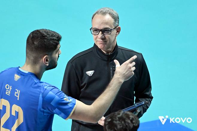 마우리시오 파에스(오른쪽) 감독. 사진 | 한국배구연맹