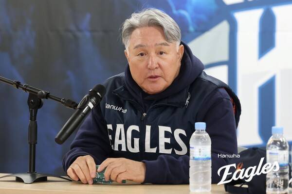 김경문 한화 이글스 감독이 지난 22일 삼성과 PO 4차전 당시 기자들과 인터뷰를 하고 있다. /사진=한화 이글스