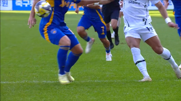 26일 대구FC-울산HD의 하나은행 K리그1 2025 34라운드 경기에서 나온 핸드볼 판정 논란 장면. /사진=쿠팡플레이