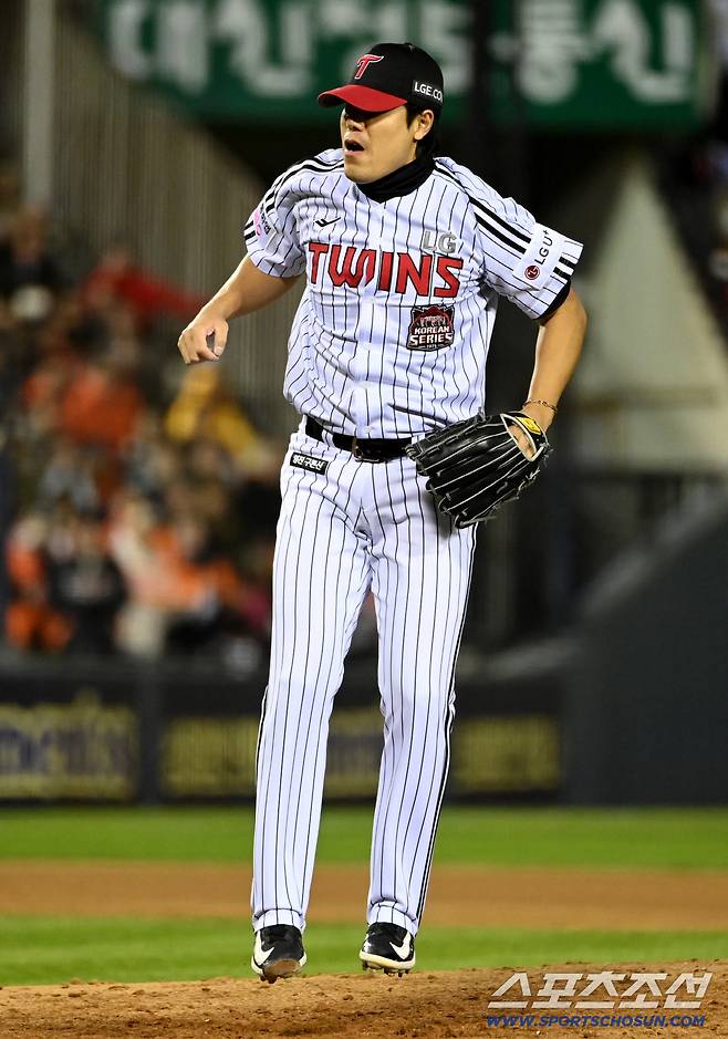 27일 서울 잠실구장에서 열린 한화와 LG의 한국시리즈 2차전. 4회초 2사 만루 김진성이 노시환을 헛스윙 삼진처리하며 점프하고 있다. 잠실=허상욱 기자wook@sportschosun.com/2025.10.27/