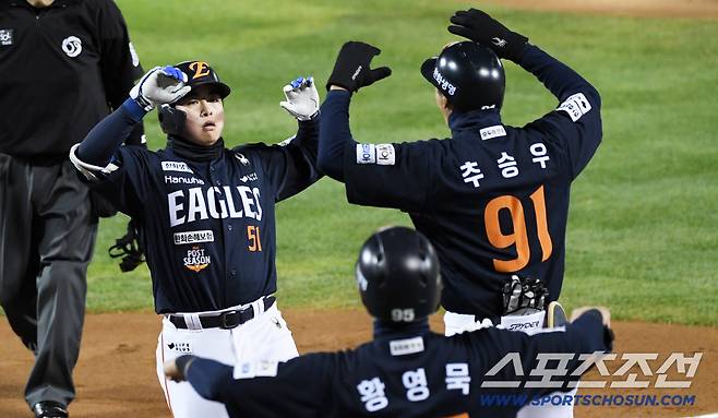 선제 투런포를 터뜨린 문현빈을 반긴 추승우 코치와 황영묵.