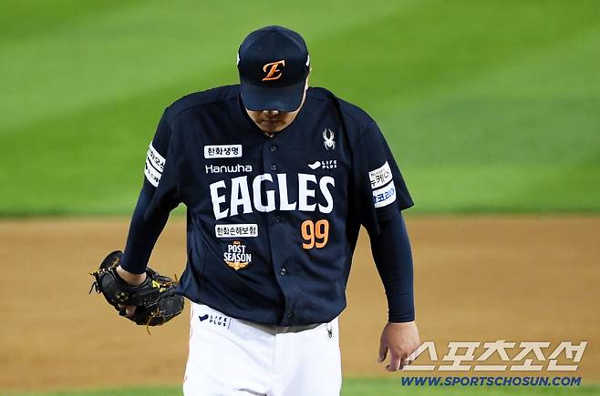 LG 타선 앞에서 무너진 한화 선발 류현진은 고개를 떨궜다.