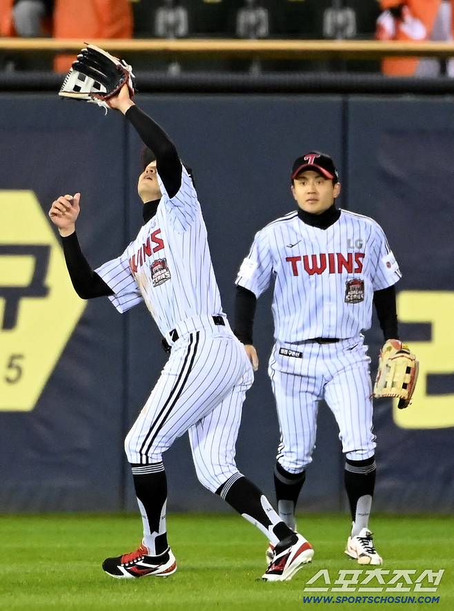 '이건 내가 잡을 공인데' 좌익수 앞까지 달려나온 박해민의 수비본능에 최원영 당황?